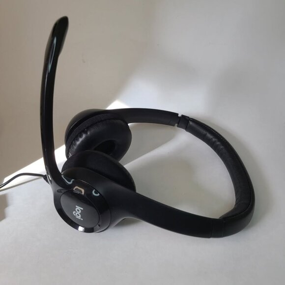 Logitech H390 Wired Over the Ear Headsets - Picture 1 of 4